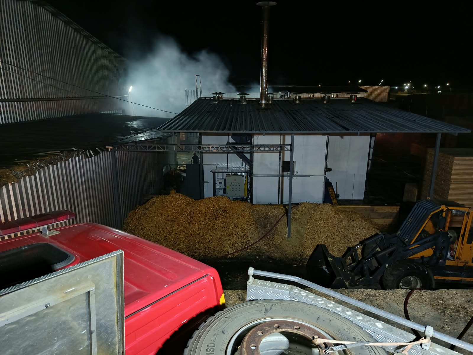 Incêndio atinge estufa de madeireira em SC e mobiliza bombeiros