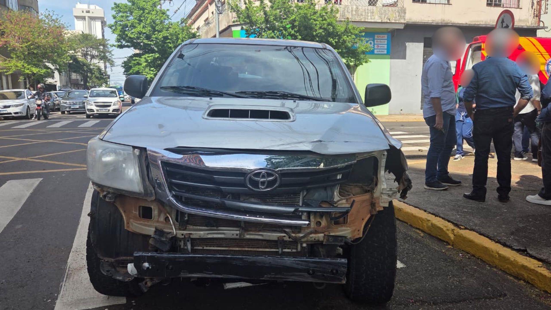 Motociclista sofre fratura exposta após colisão com caminhonete no centro de Apucarana