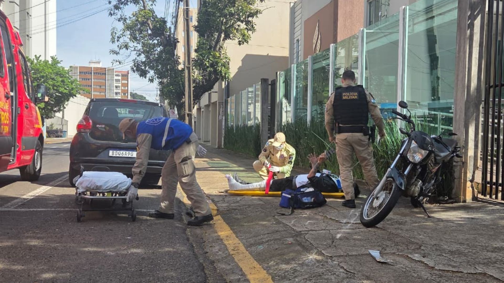 Motociclista sofre fratura exposta após colisão com caminhonete no centro de Apucarana