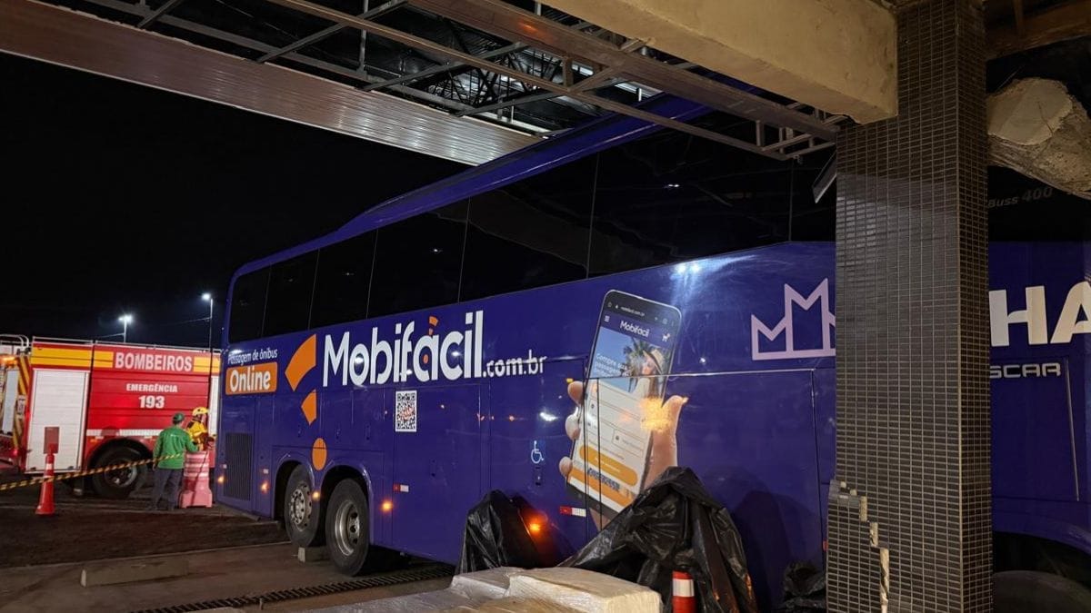 Ônibus desgovernado invade restaurante e mata gerente de 33 anos em SC