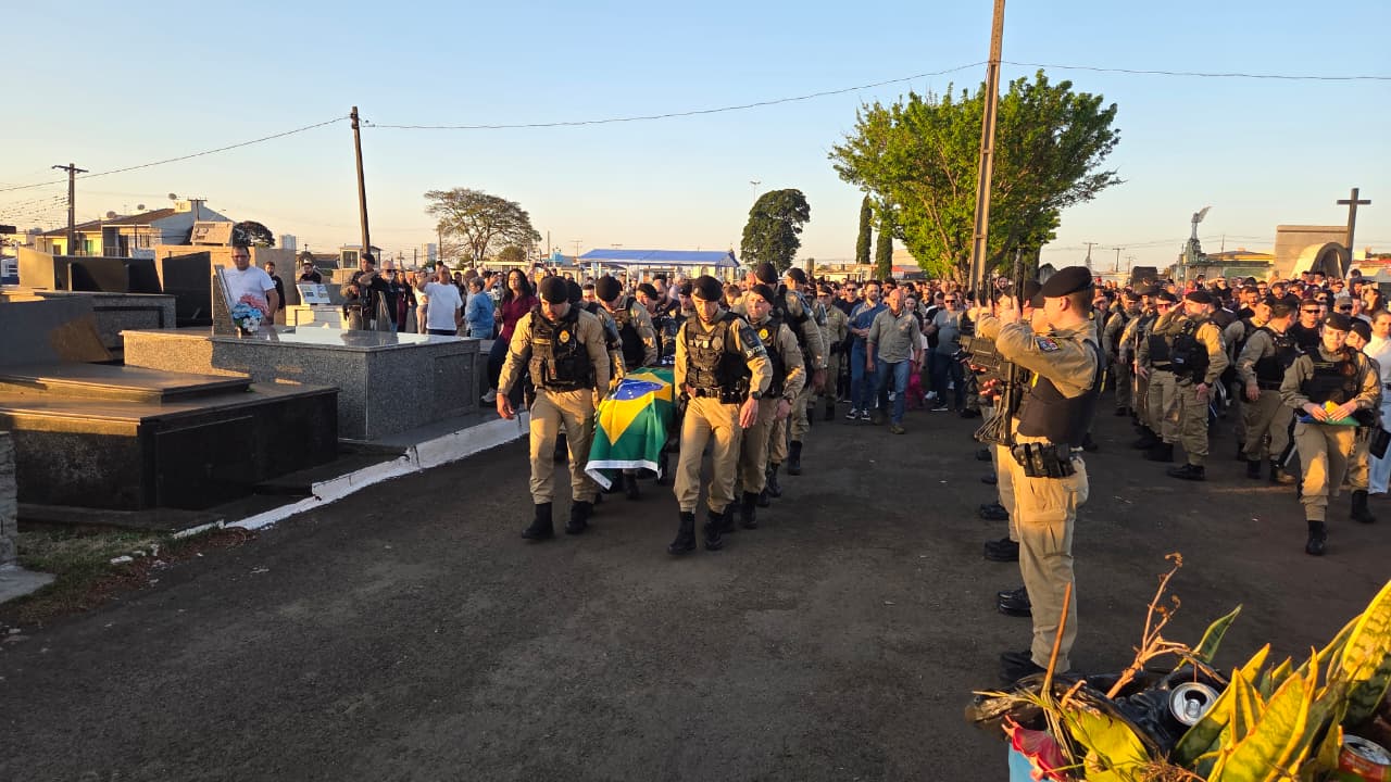 Sob forte comoção e honras militares, PM morto em confronto é sepultado em Apucarana
