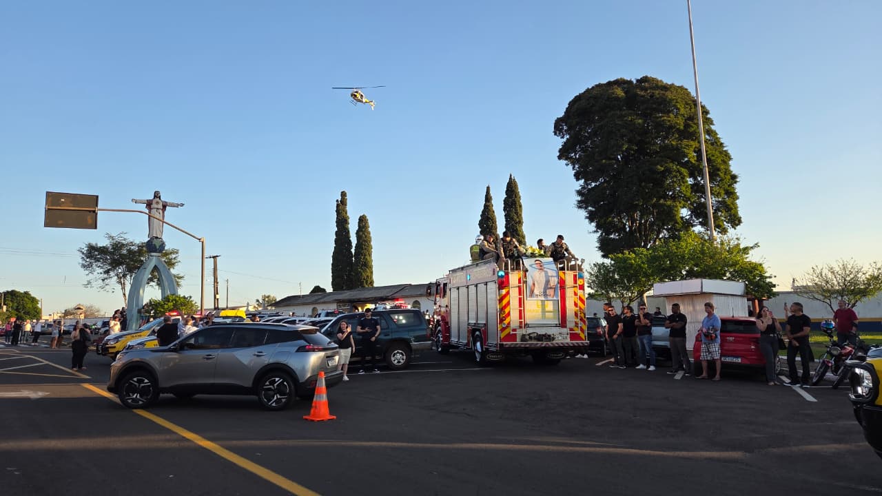 Sob forte comoção e honras militares, PM morto em confronto é sepultado em Apucarana