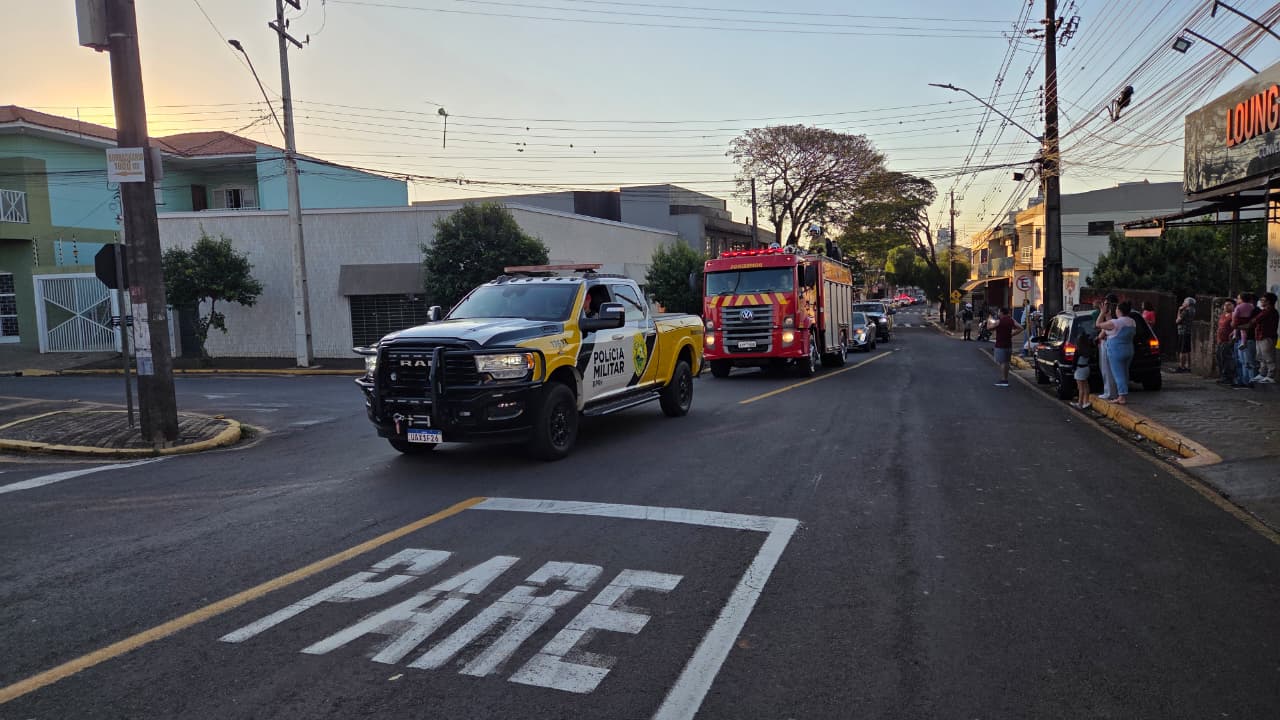 Sob forte comoção e honras militares, PM morto em confronto é sepultado em Apucarana