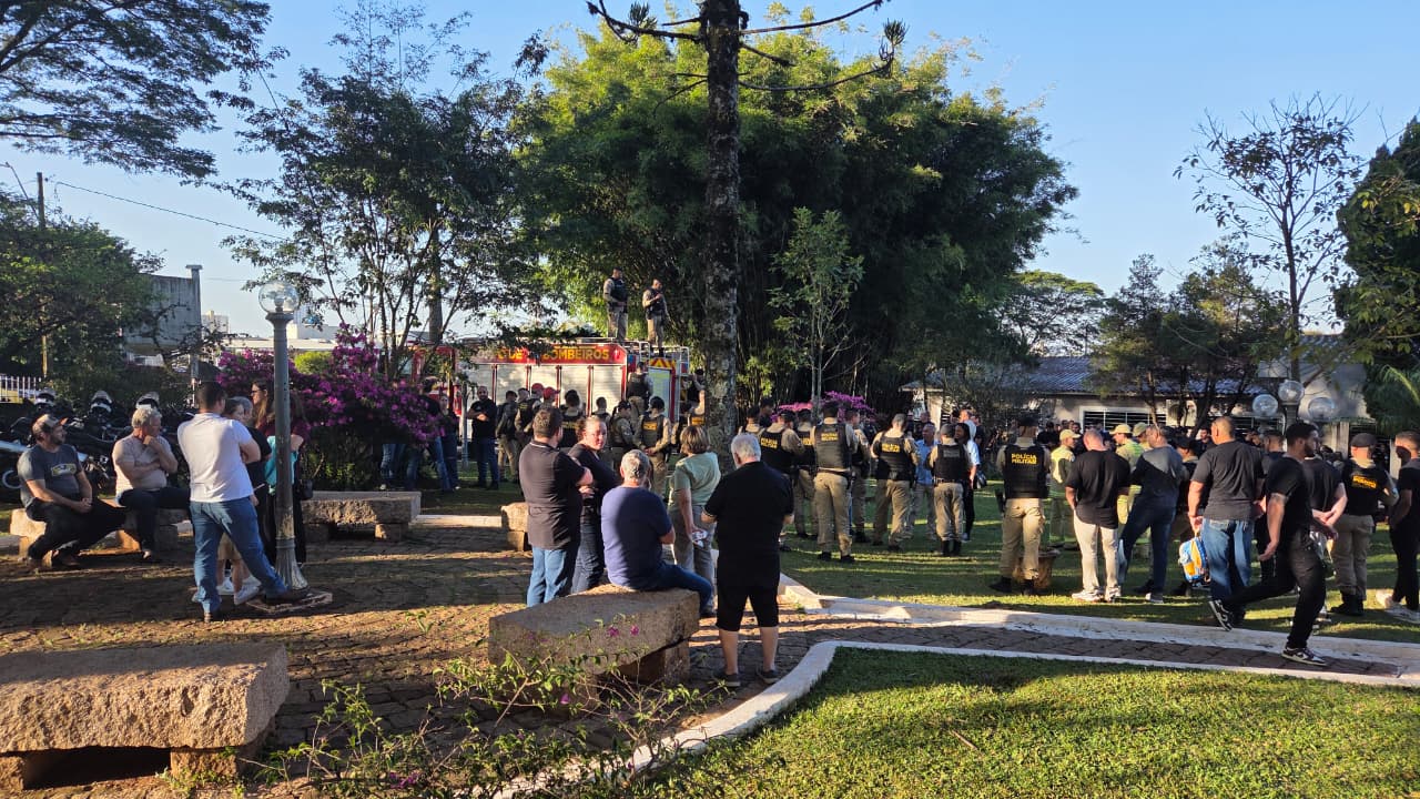 Sob forte comoção e honras militares, PM morto em confronto é sepultado em Apucarana