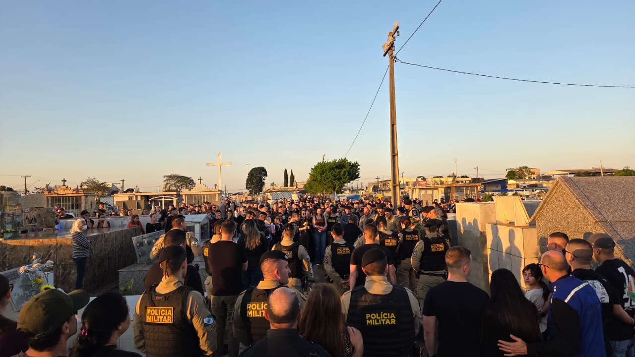 Sob forte comoção e honras militares, PM morto em confronto é sepultado em Apucarana