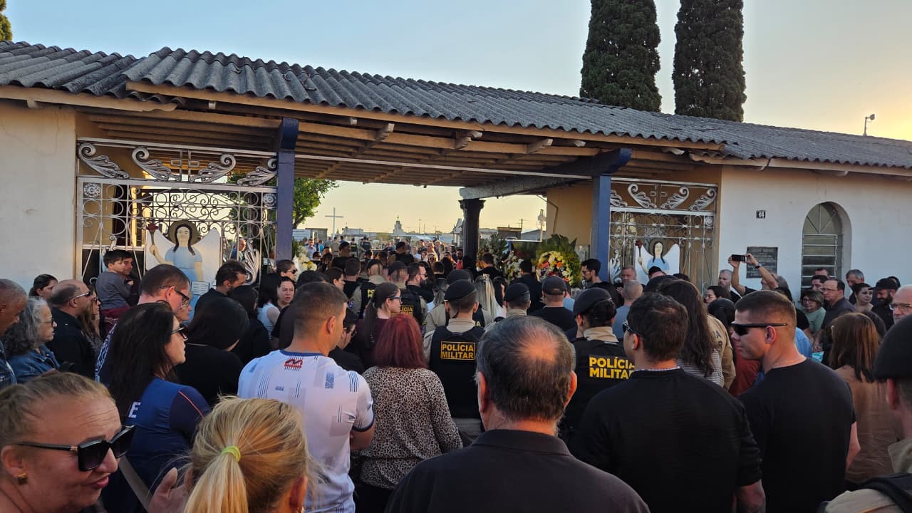 Sob forte comoção e honras militares, PM morto em confronto é sepultado em Apucarana