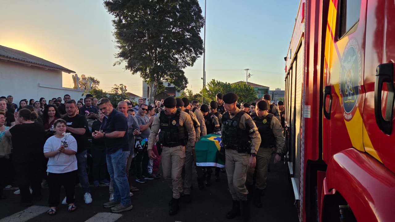 Sob forte comoção e honras militares, PM morto em confronto é sepultado em Apucarana