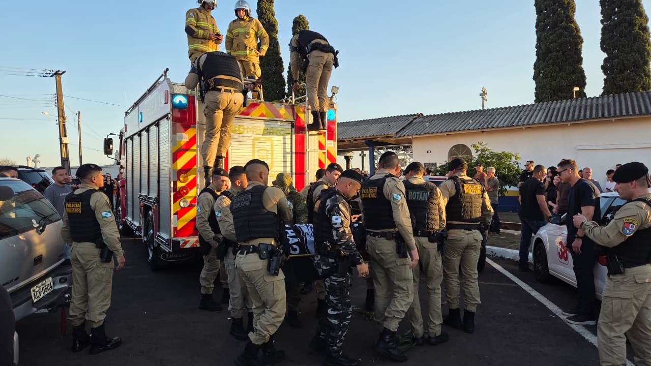 Sob forte comoção e honras militares, PM morto em confronto é sepultado em Apucarana