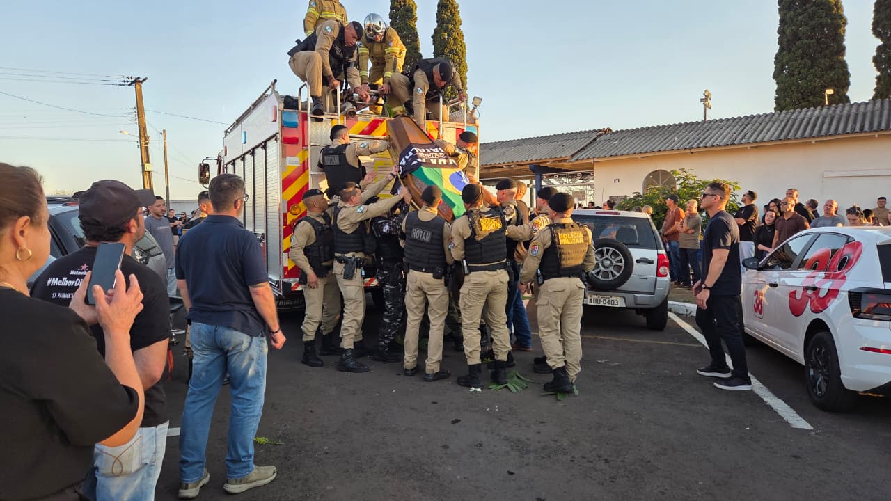 Sob forte comoção e honras militares, PM morto em confronto é sepultado em Apucarana