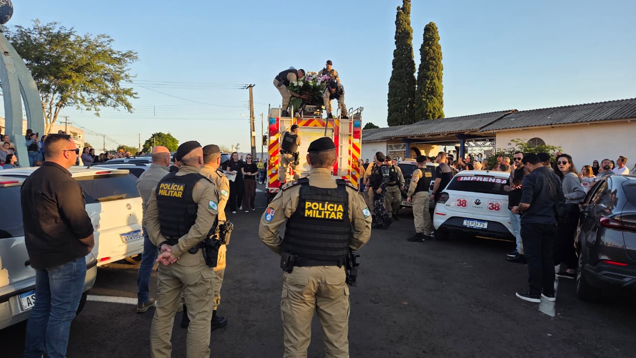 Sob forte comoção e honras militares, PM morto em confronto é sepultado em Apucarana