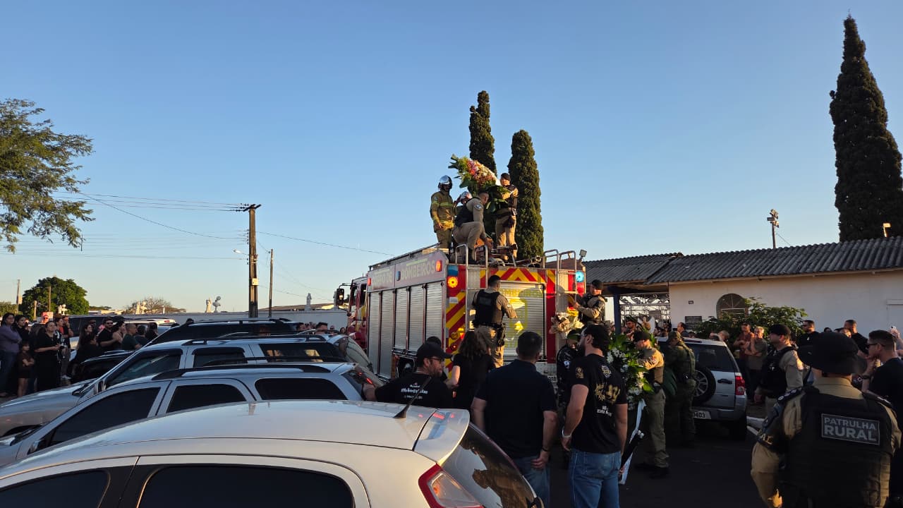 Sob forte comoção e honras militares, PM morto em confronto é sepultado em Apucarana