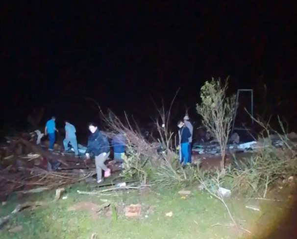 Tornado com ventos a mais de 300km/h deixa feridos e destruição no RS