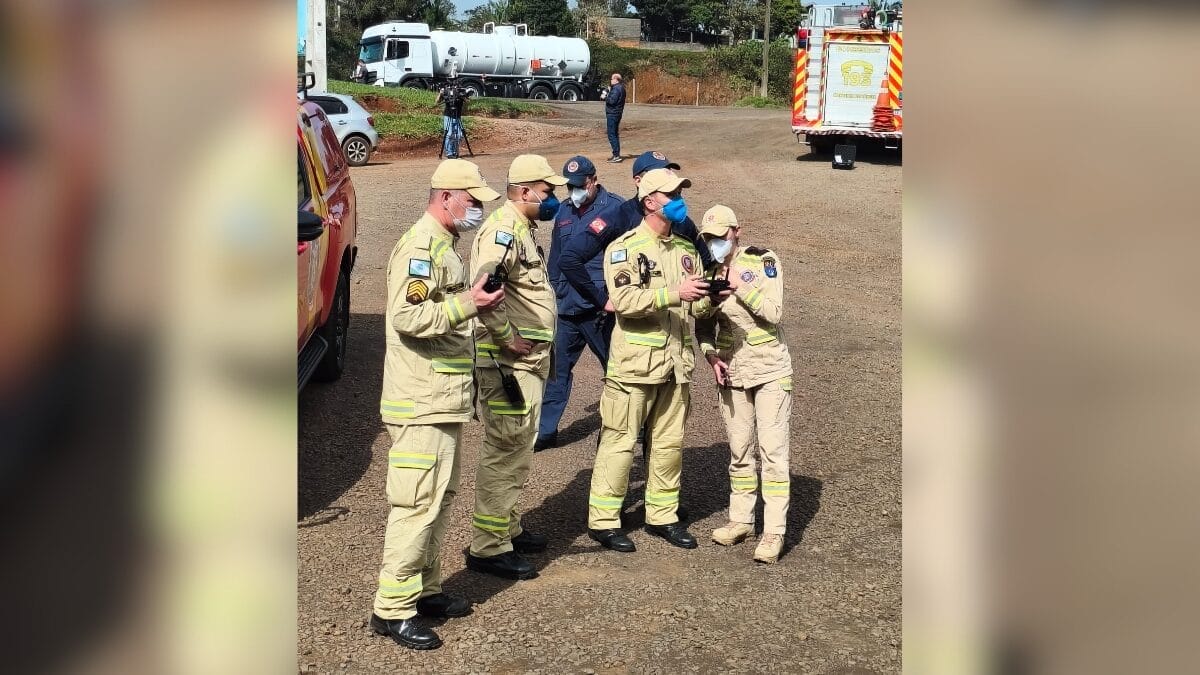 Vazamento de ácido clorídrico em fábrica mobiliza bombeiros do PR e SC