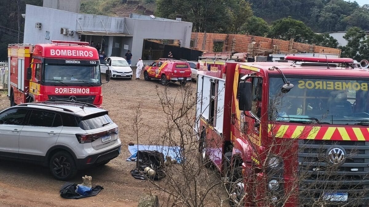 Vazamento de ácido clorídrico em fábrica mobiliza bombeiros do PR e SC