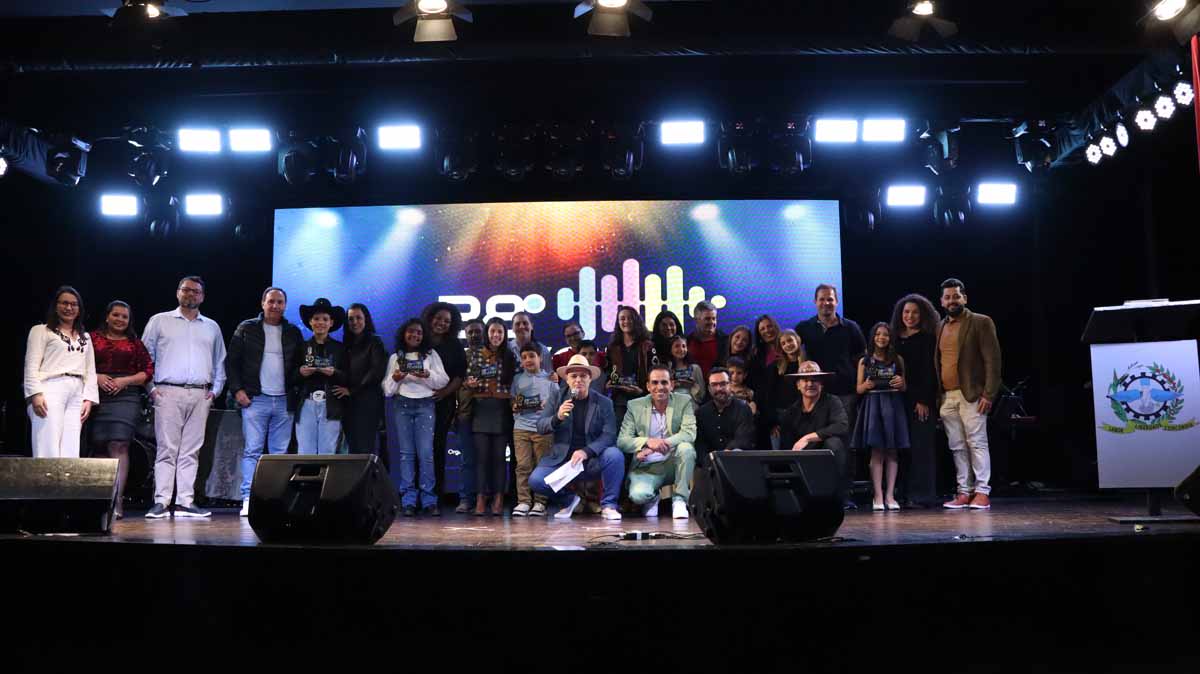 O festival reuniu participantes nas categorias Infantil, Juvenil, Sertanejo e Estilo Livre.