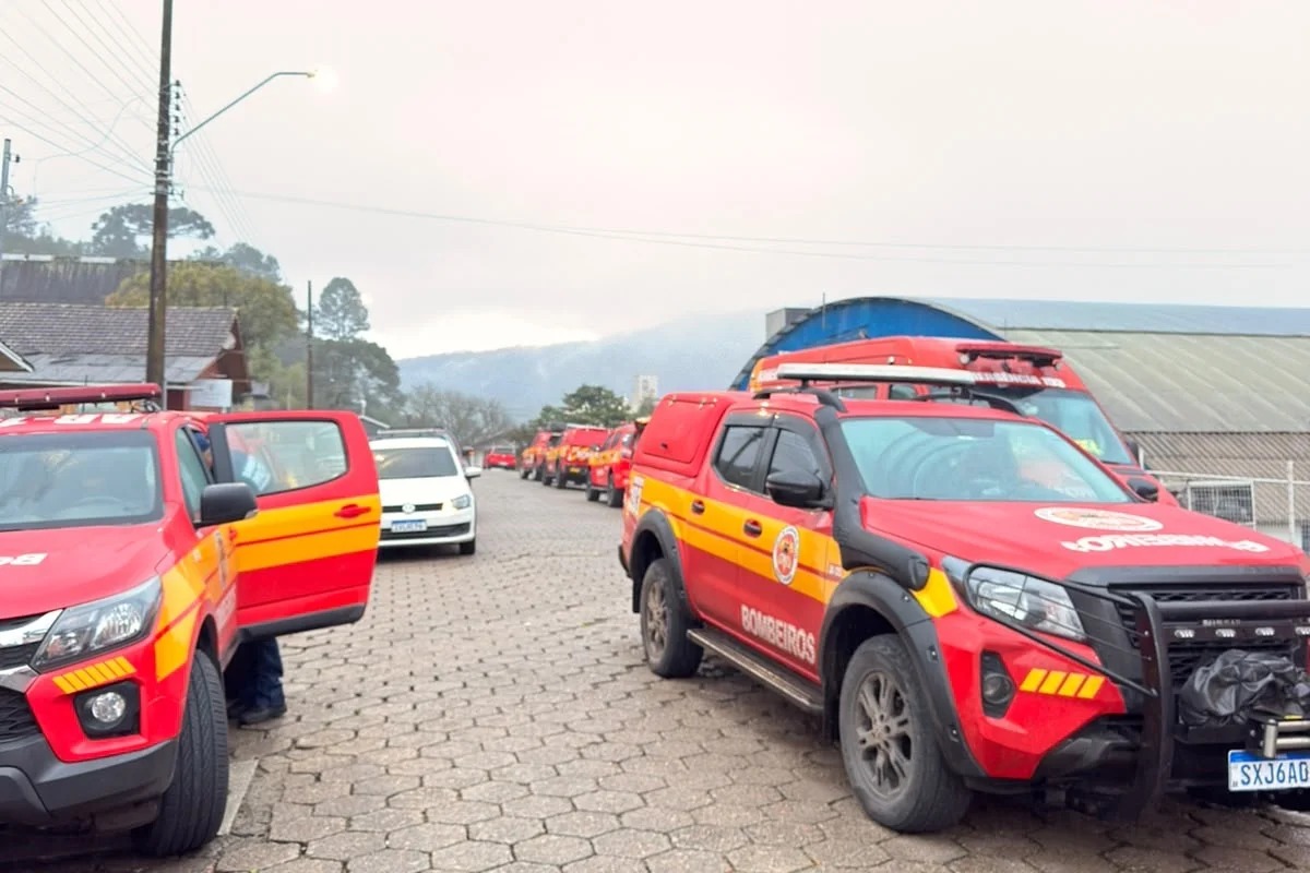Bombeiros divulgam imagens das buscas por helicóptero desaparecido com o cantor Rick em SC