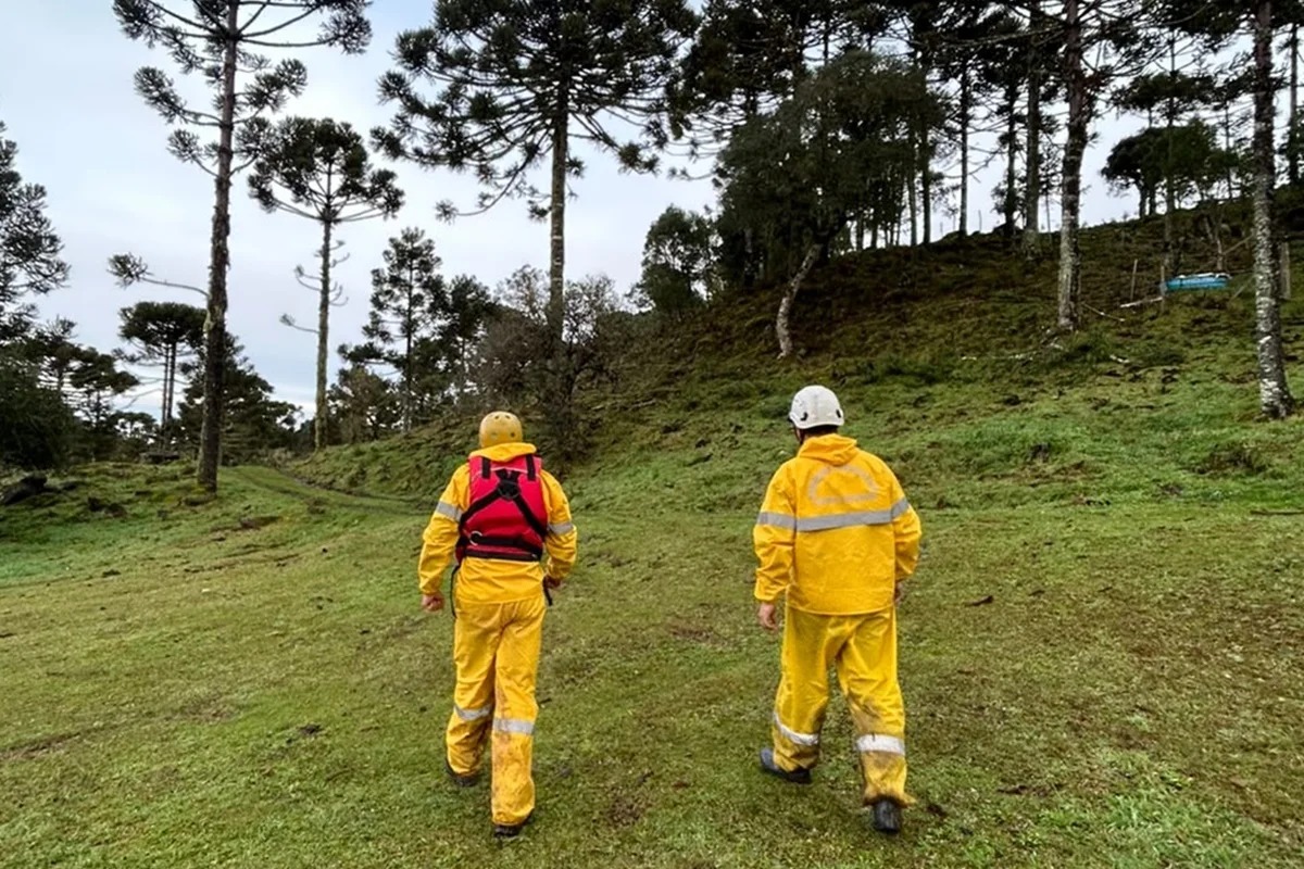 Bombeiros divulgam imagens das buscas por helicóptero desaparecido com o cantor Rick em SC
