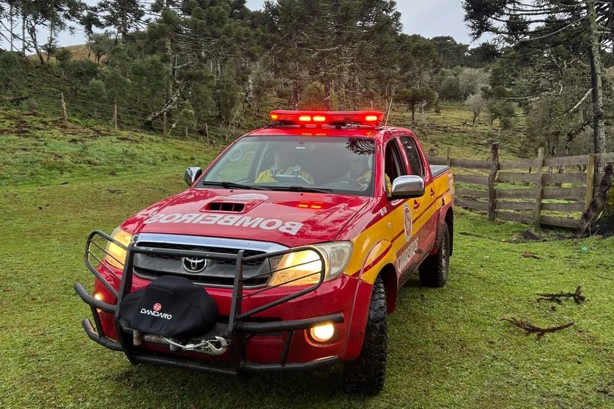 Bombeiros divulgam imagens das buscas por helicóptero desaparecido com o cantor Rick em SC