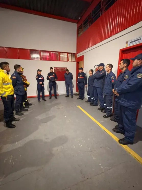 Bombeiros divulgam imagens das buscas por helicóptero desaparecido com o cantor Rick em SC