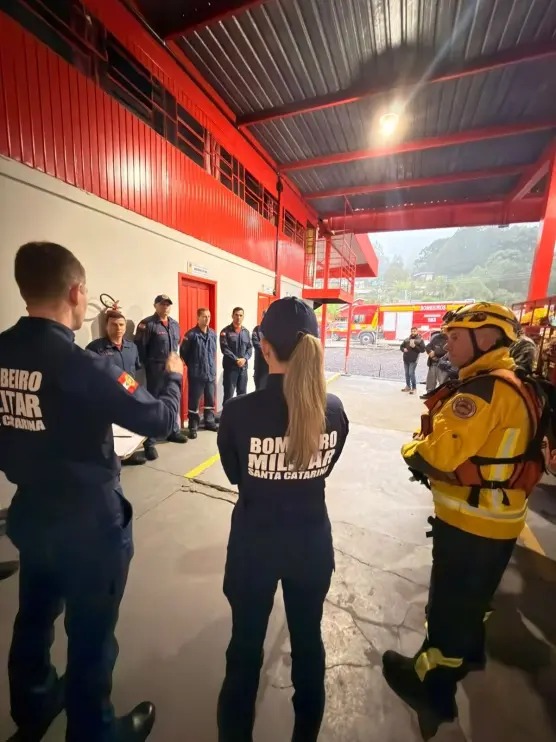 Bombeiros divulgam imagens das buscas por helicóptero desaparecido com o cantor Rick em SC