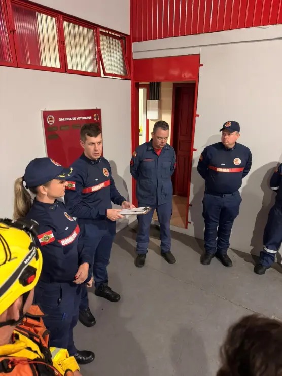 Bombeiros divulgam imagens das buscas por helicóptero desaparecido com o cantor Rick em SC