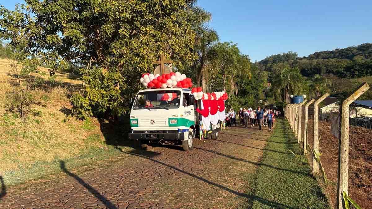 Caminhada de Jesus das Santas Chagas reúne mais de mil pessoas em Ivaiporã