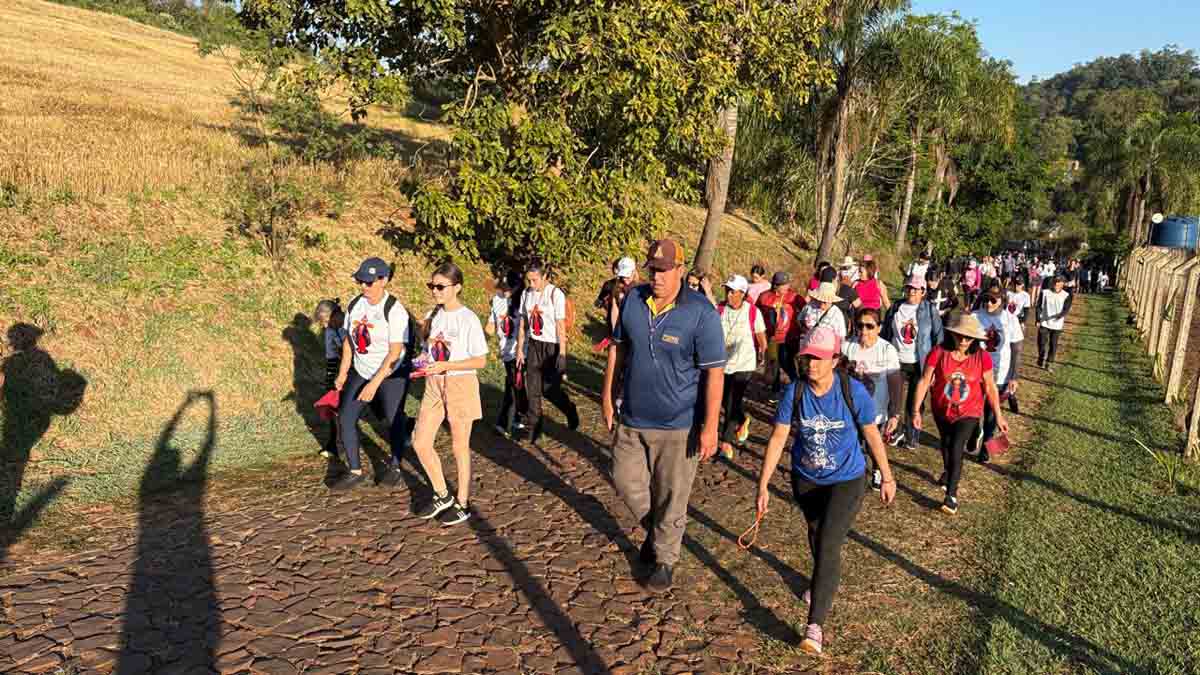Caminhada de Jesus das Santas Chagas reúne mais de mil pessoas em Ivaiporã