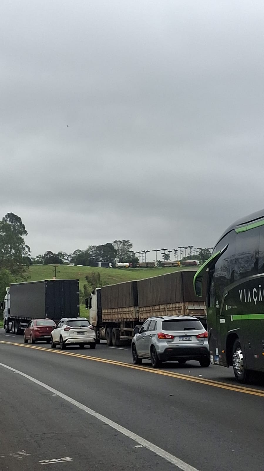 Caminhão tomba, pega fogo e bloqueia totalmente a BR-376 em Ortigueira