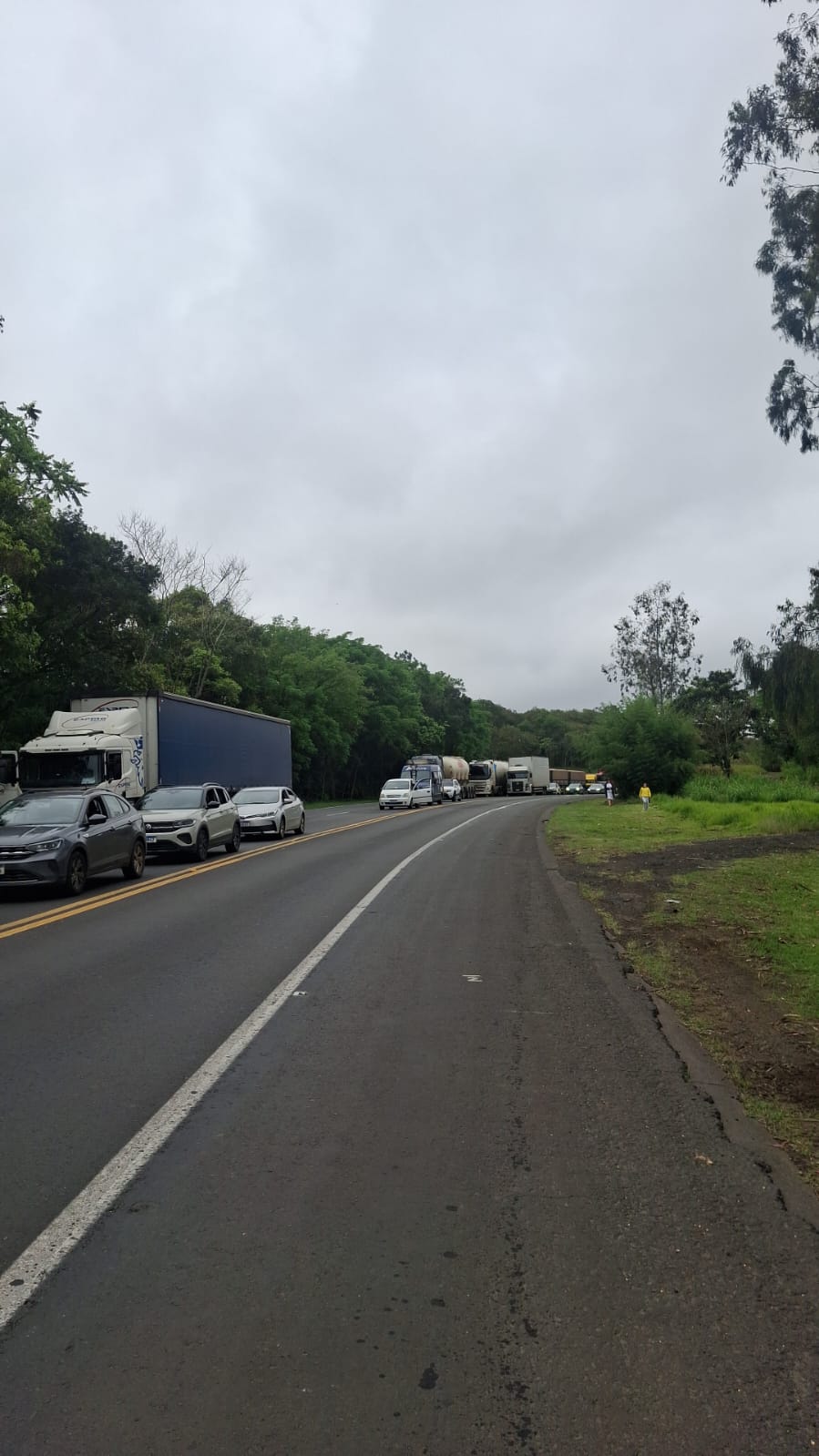 Caminhão tomba, pega fogo e bloqueia totalmente a BR-376 em Ortigueira