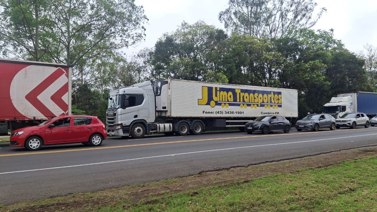 Caminhão tomba, pega fogo e bloqueia totalmente a BR-376 em Ortigueira