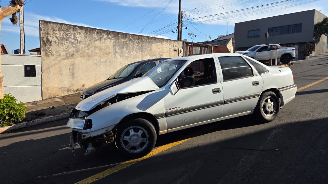 Carro atinge caminhonete e veículo vai parar em muro de casa em Apucarana; veja o vídeo