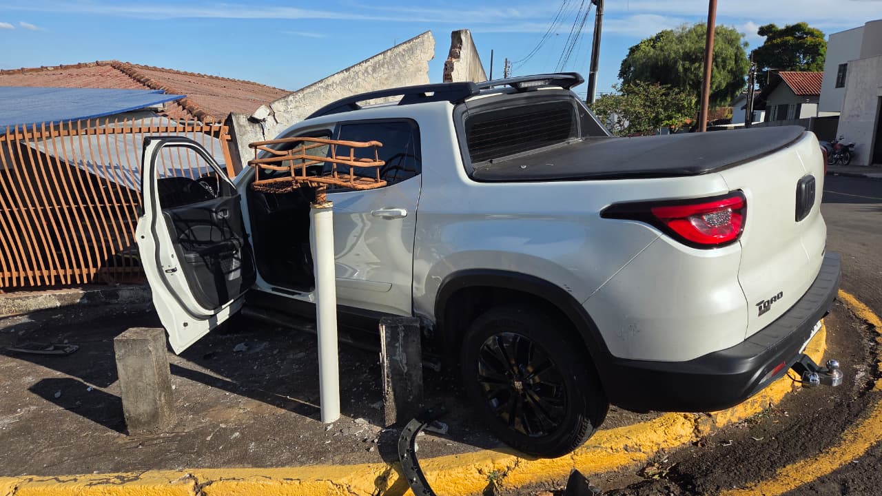Carro atinge caminhonete e veículo vai parar em muro de casa em Apucarana; veja o vídeo