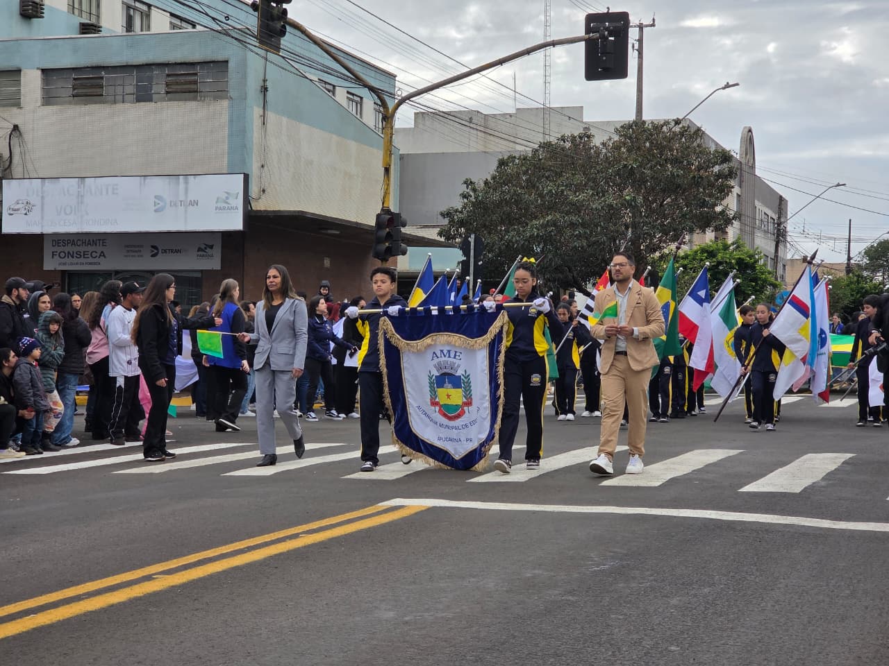 Desfile da Independência reúne 90 entidades e atrai grande público em Apucarana