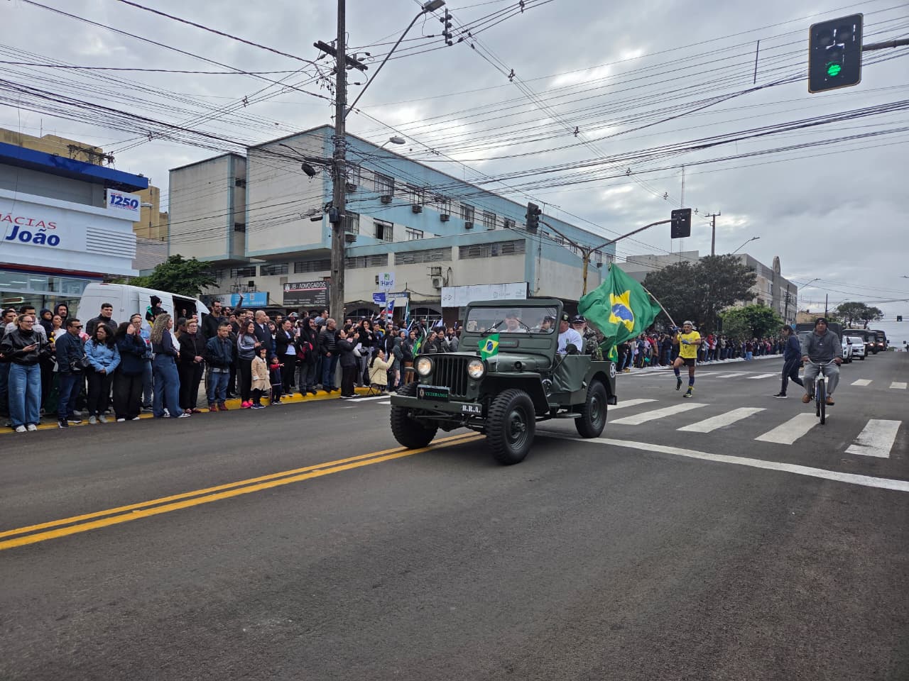 Desfile da Independência reúne 90 entidades e atrai grande público em Apucarana