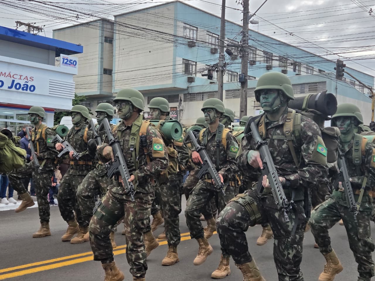 Desfile da Independência reúne 90 entidades e atrai grande público em Apucarana