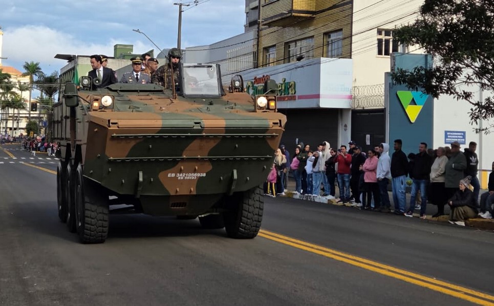 Desfile da Independência reúne 90 entidades e atrai grande público em Apucarana