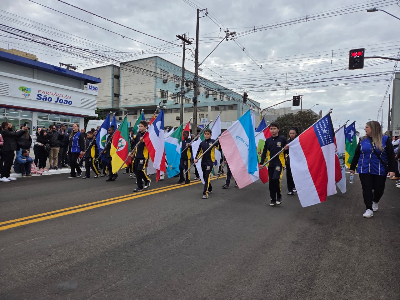 Desfile da Independência reúne 90 entidades e atrai grande público em Apucarana