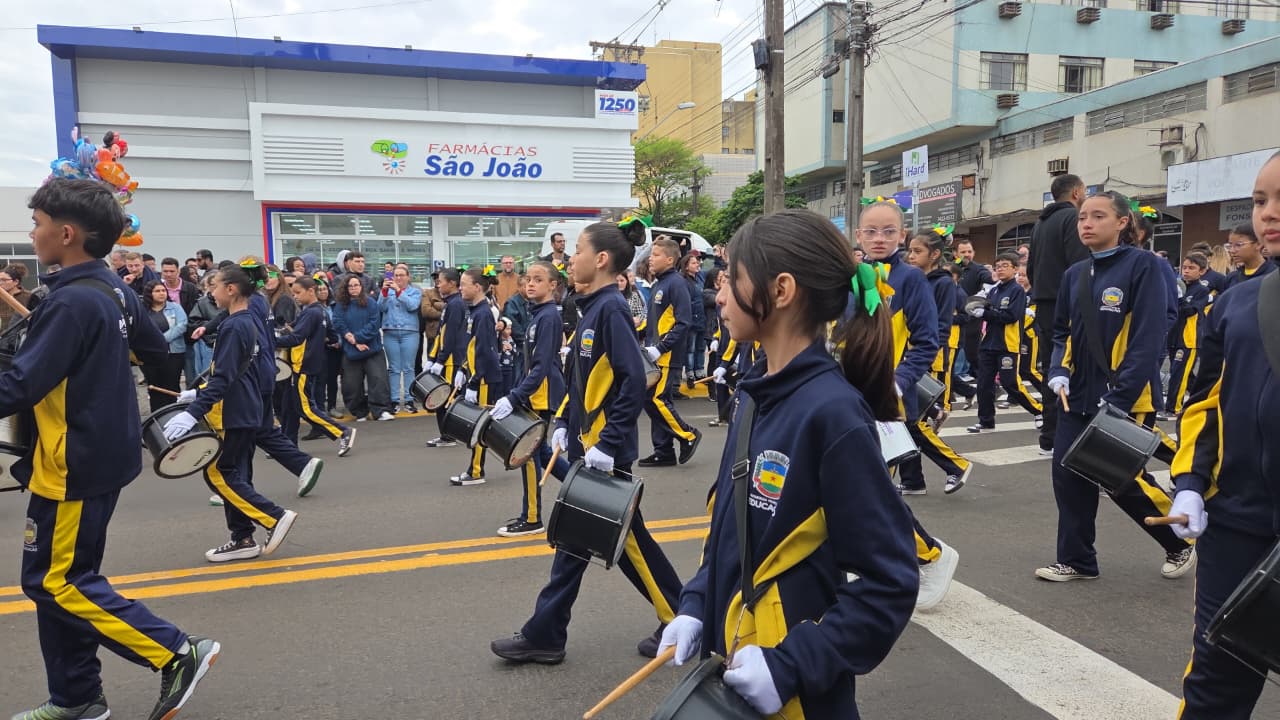 Desfile da Independência reúne 90 entidades e atrai grande público em Apucarana