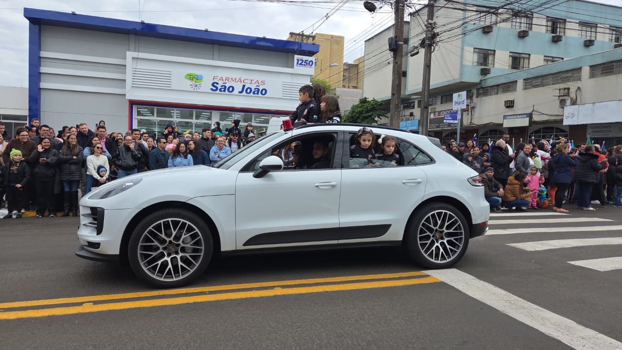 Desfile da Independência reúne 90 entidades e atrai grande público em Apucarana