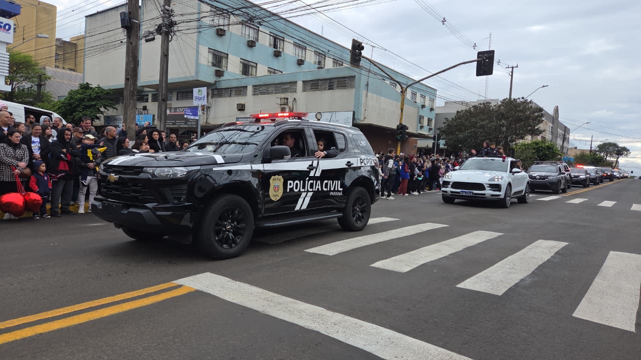 Desfile da Independência reúne 90 entidades e atrai grande público em Apucarana