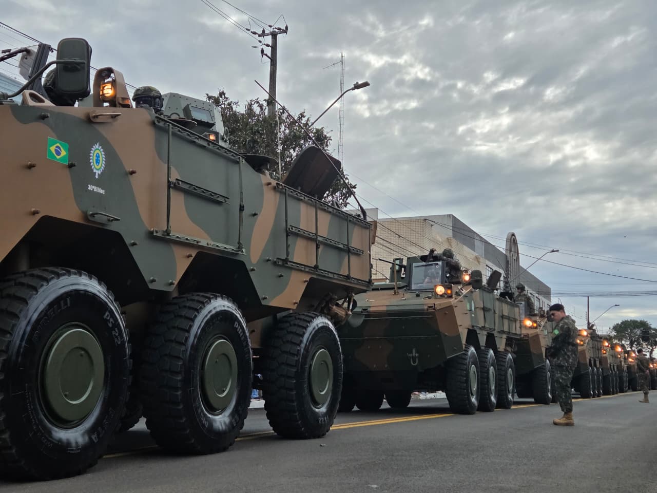 Desfile da Independência reúne 90 entidades e atrai grande público em Apucarana