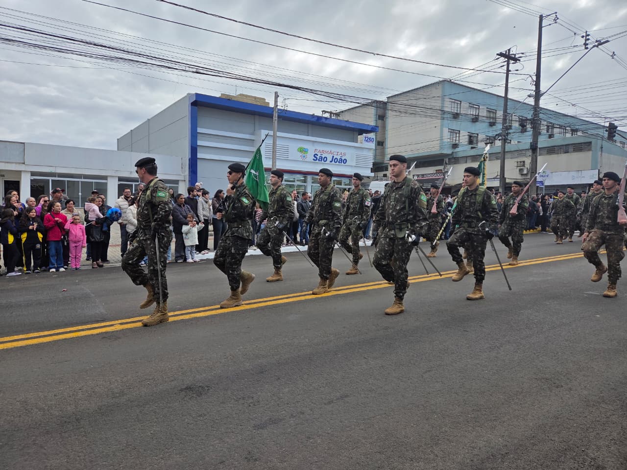 Desfile da Independência reúne 90 entidades e atrai grande público em Apucarana
