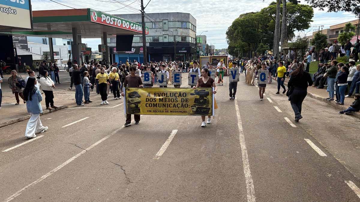 Desfile dos 204 anos da Independência reúne multidão em Ivaiporã