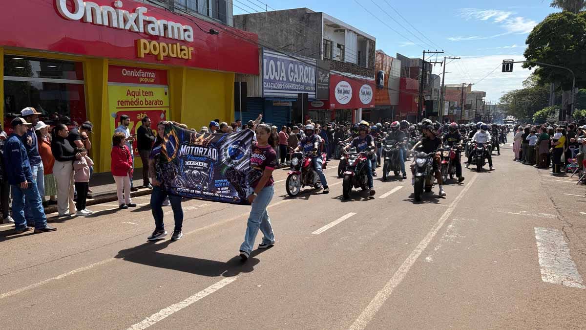 Desfile dos 204 anos da Independência reúne multidão em Ivaiporã