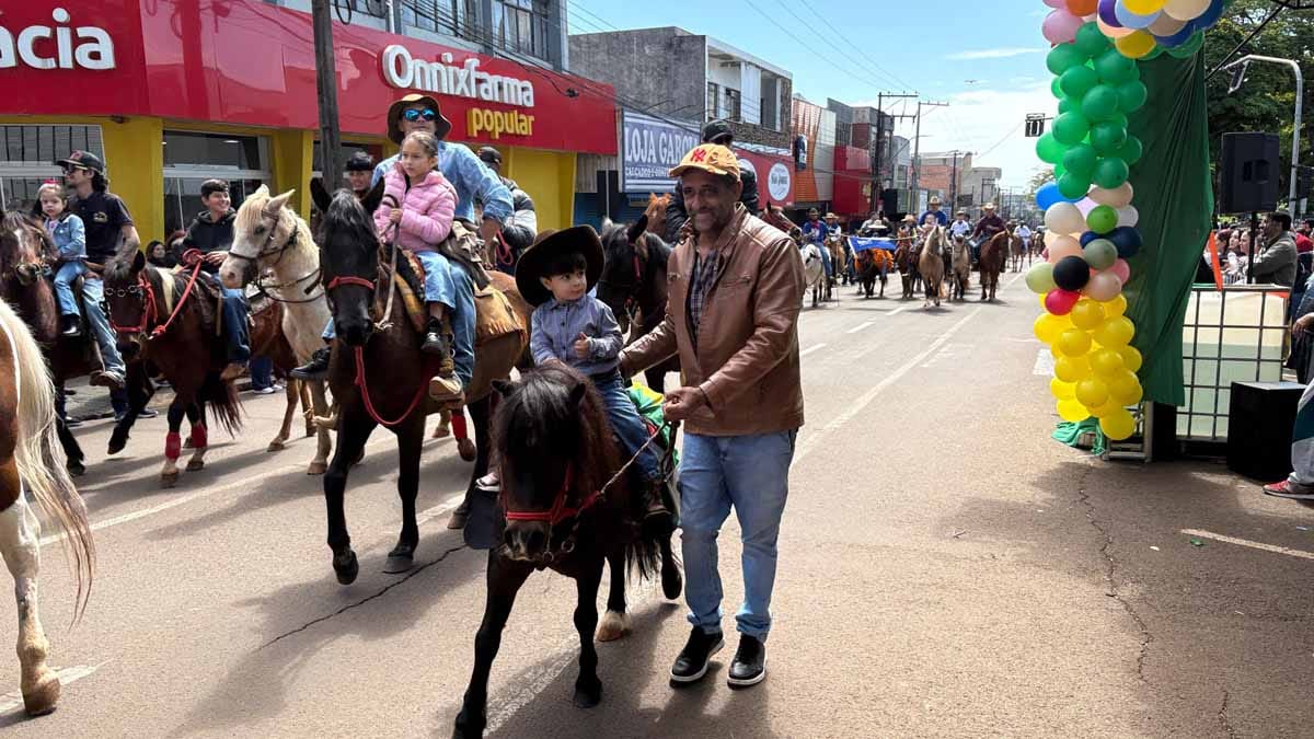 Desfile dos 204 anos da Independência reúne multidão em Ivaiporã