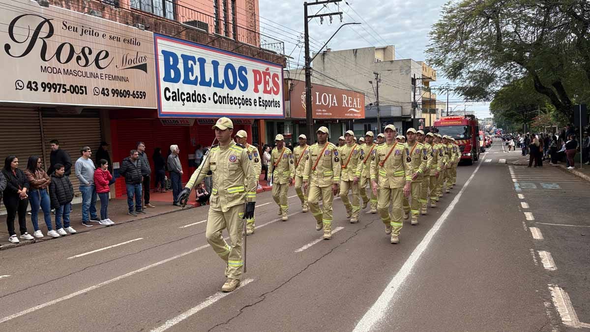 Desfile dos 204 anos da Independência reúne multidão em Ivaiporã