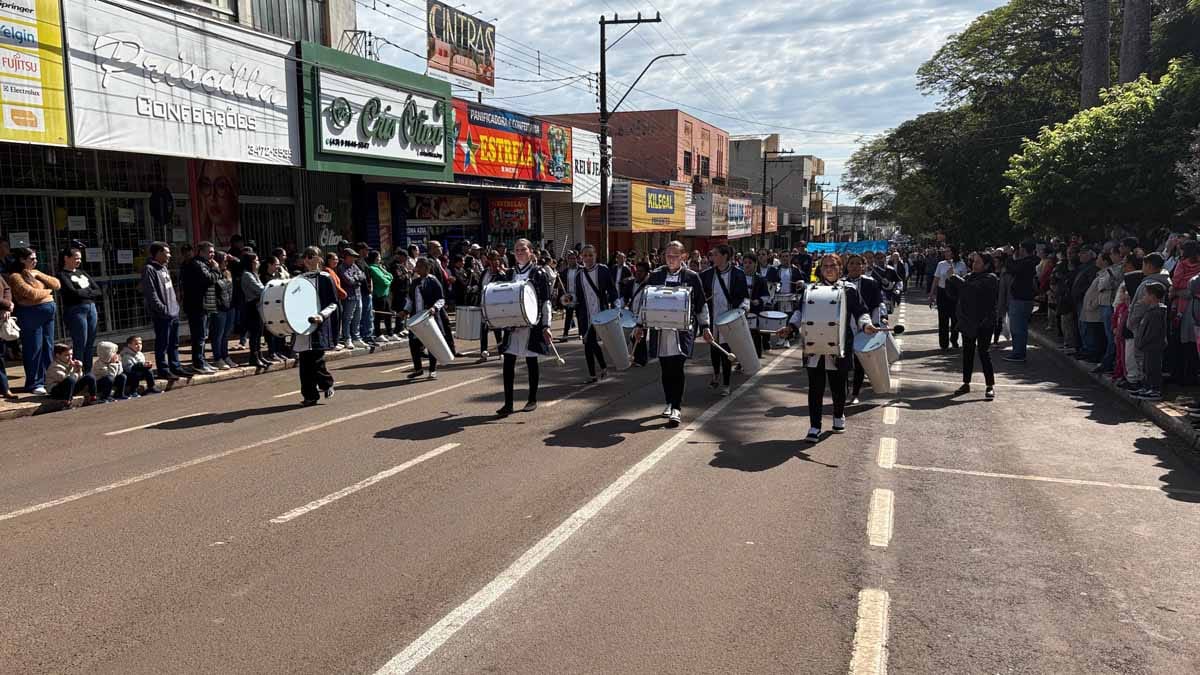Desfile dos 204 anos da Independência reúne multidão em Ivaiporã