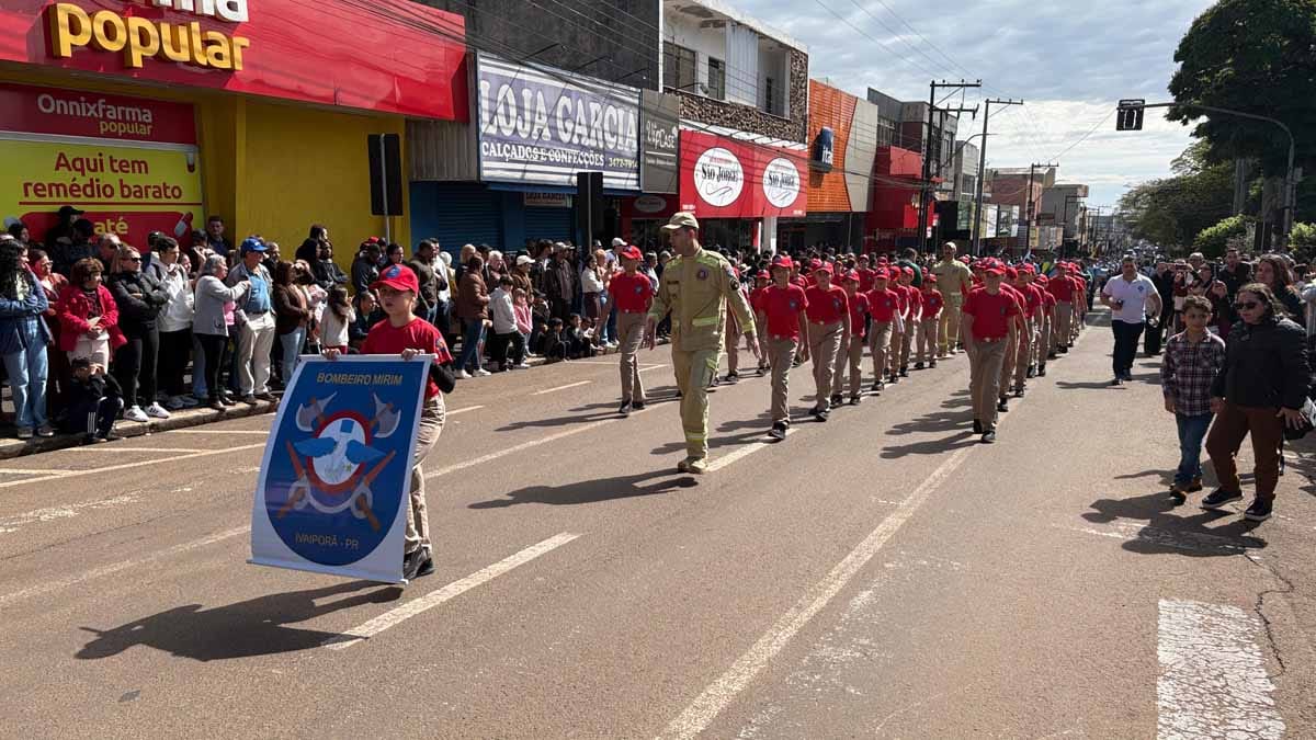Desfile dos 204 anos da Independência reúne multidão em Ivaiporã