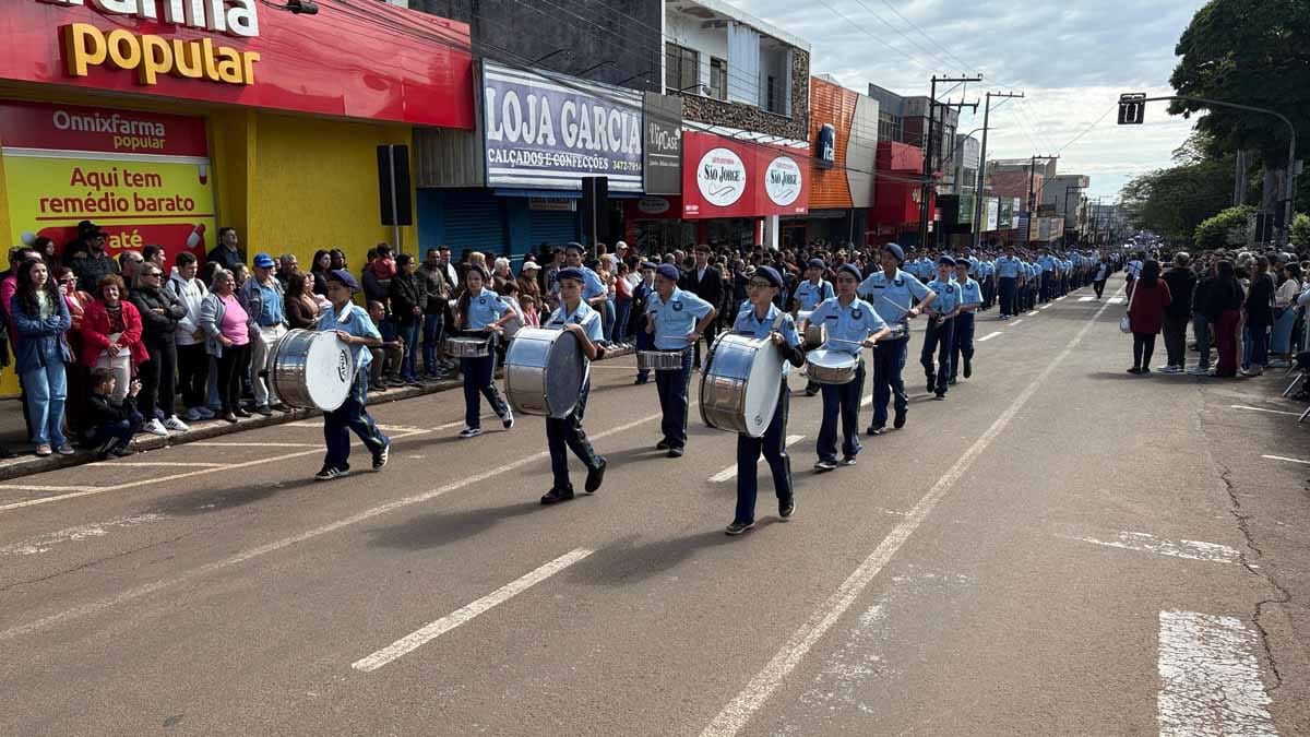 Desfile dos 204 anos da Independência reúne multidão em Ivaiporã