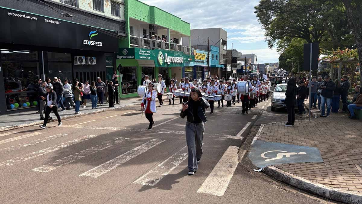 Desfile dos 204 anos da Independência reúne multidão em Ivaiporã